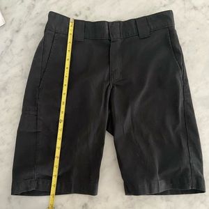Dickies men’s shorts size 30 waist in true black. Slim fit, flat front